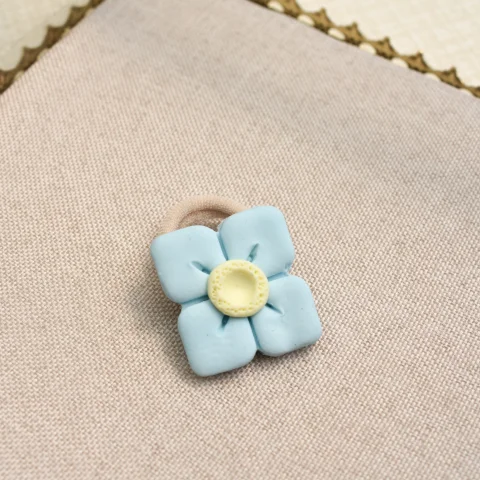 Polymeerklei haarelastiekje - blue flower